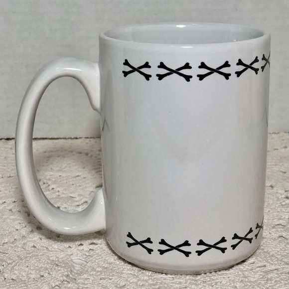 Vintage Walt Disney World Pirates Of The Caribbean Skull Crossbones Ceramic Mug - Picture 3 of 7